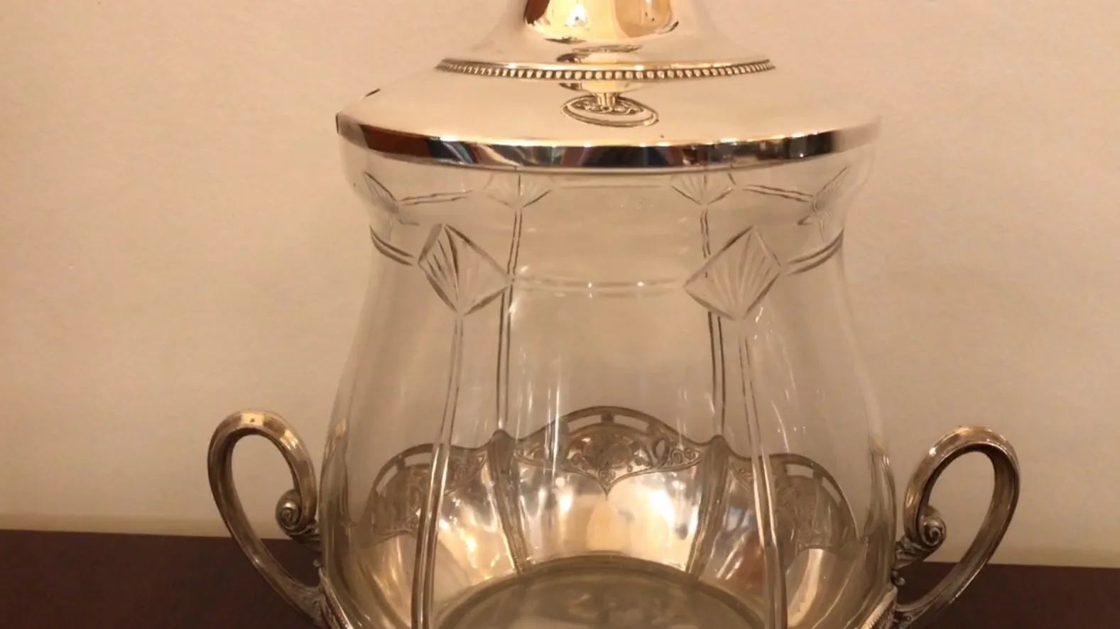 古董潘趣酒碗wmF具有优雅的设计和装饰手柄，适合特殊场合。