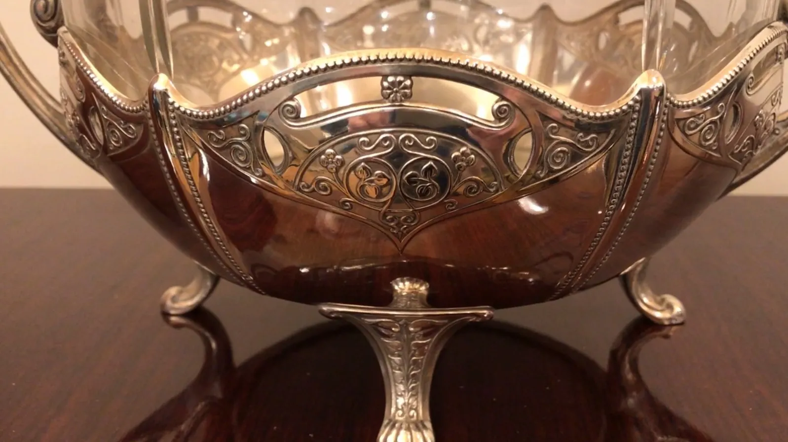 antike wmF bowle mit elegantem design und ornamentalen griffen, perfekt für besondere anlässe.