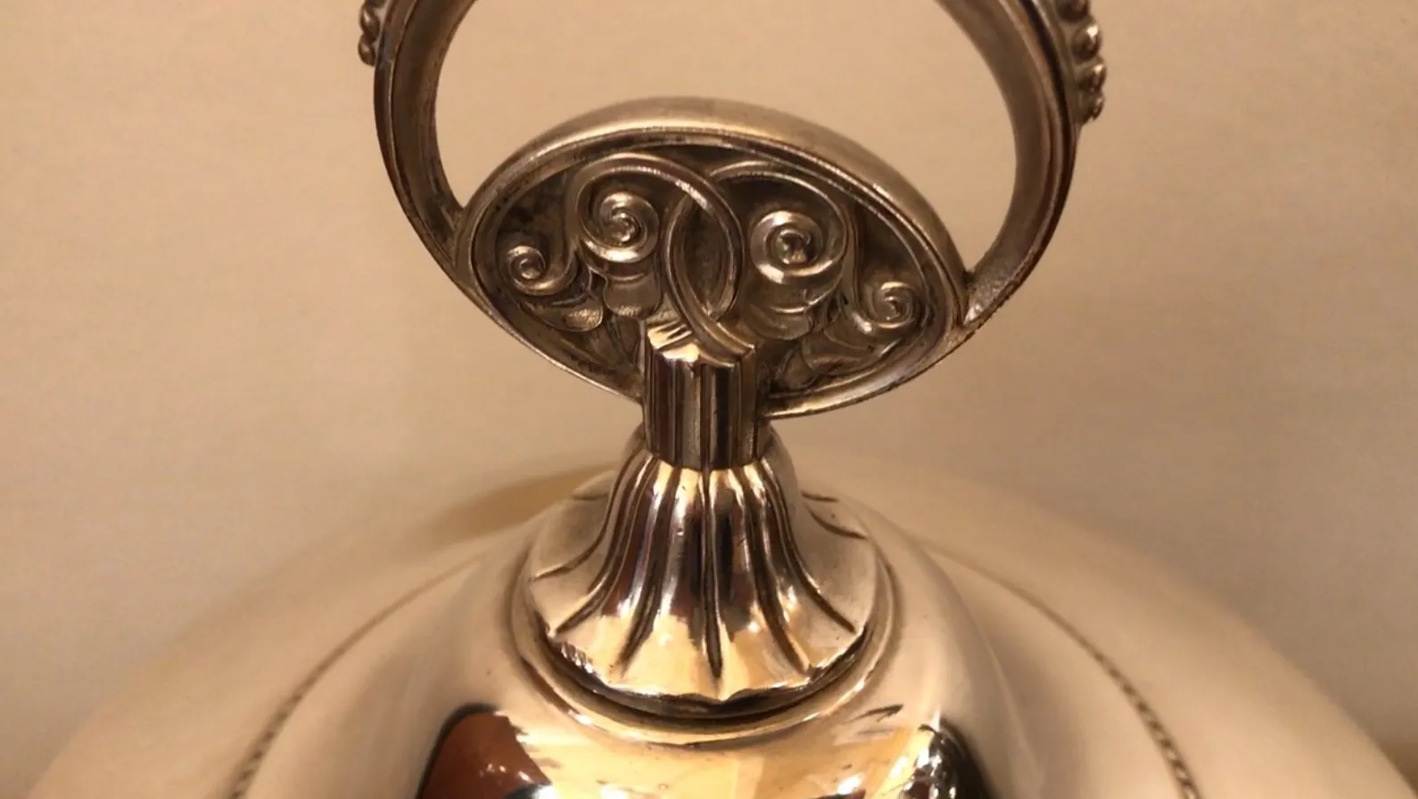 antike wmF bowle mit elegantem design und ornamentalen griffen, perfekt für besondere anlässe.