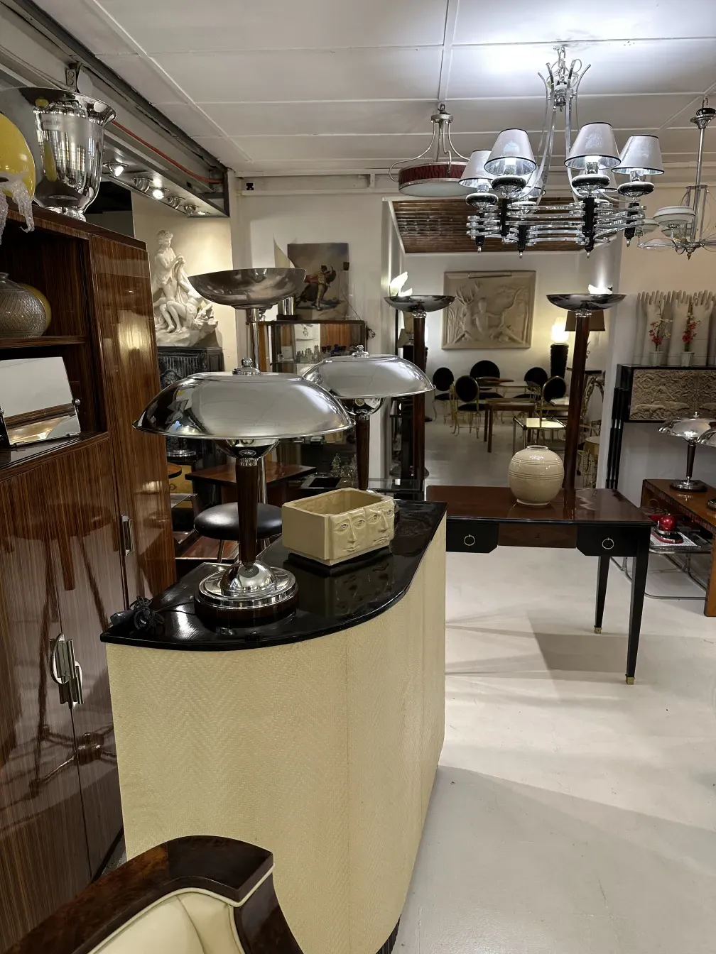 Mobile bar antico con dettagli eleganti in un ambiente di antiquariato.