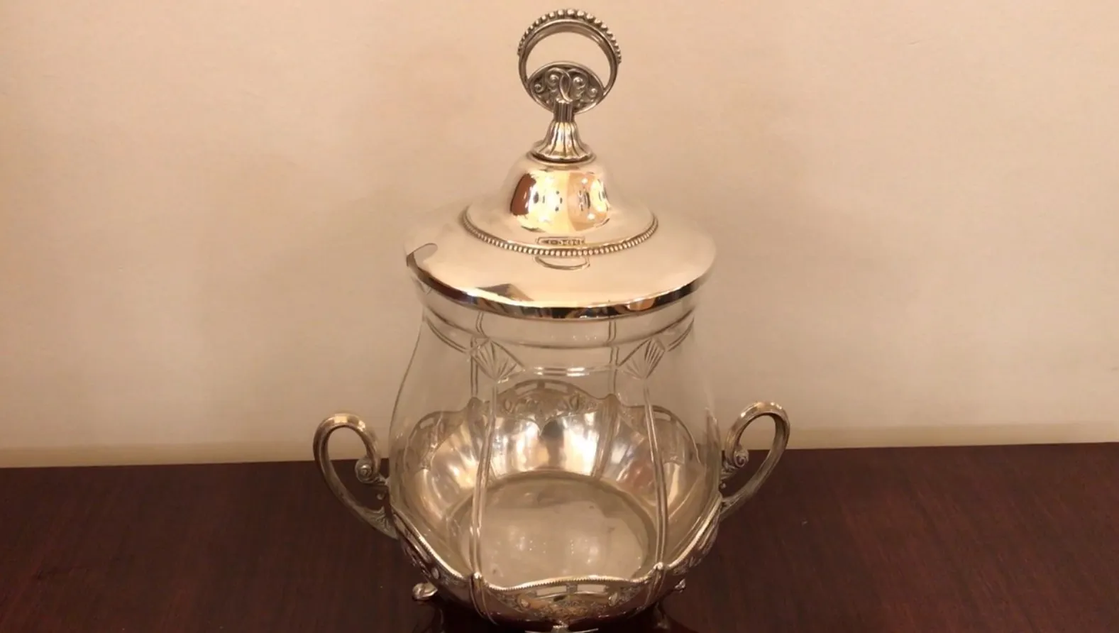 وعاء قديم لل punch wmF بتصميم أنيق ومقابض مزخرفة، مثالي للمناسبات الخاصة.