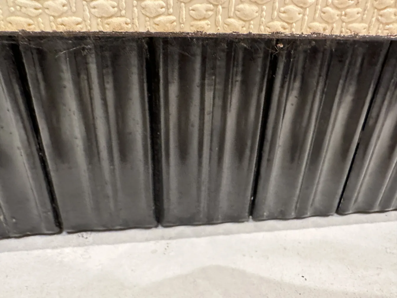 Bar antigo com painéis decorativos na parte superior.