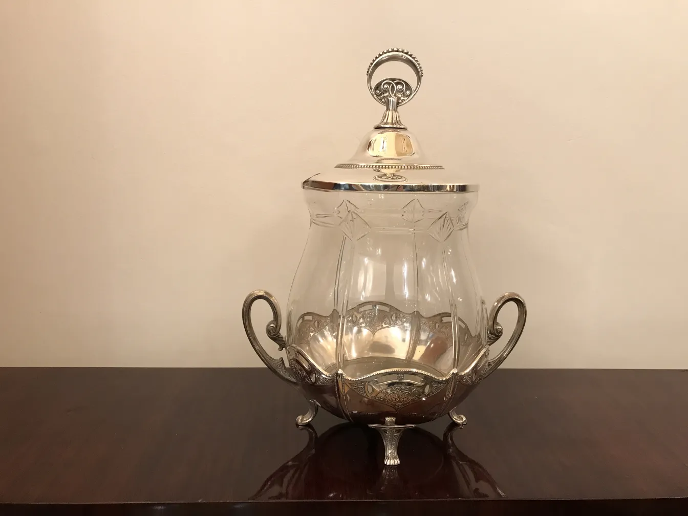 antica ciotola da punch wmF con design elegante e manici ornamentali, ideale per occasioni speciali.