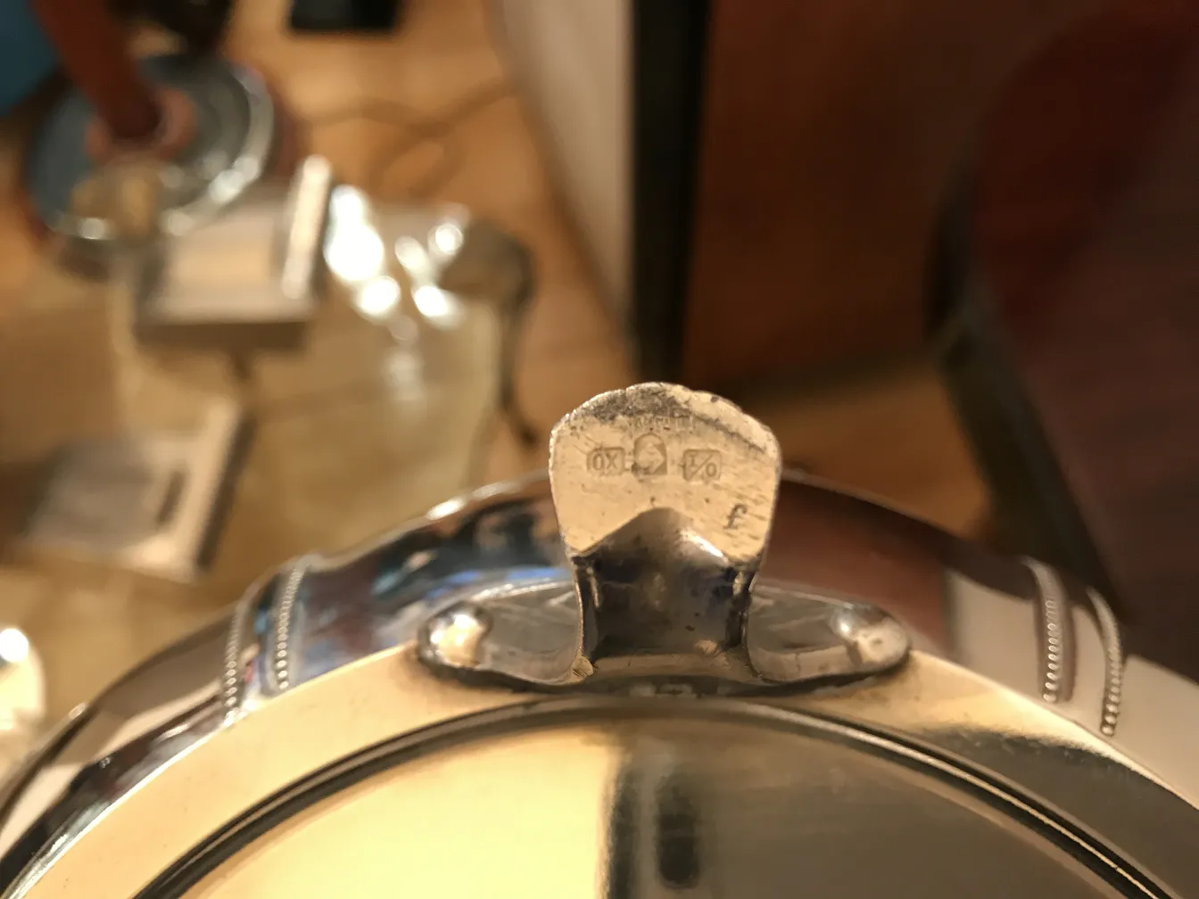 antike wmF bowle mit elegantem design und ornamentalen griffen, perfekt für besondere anlässe.