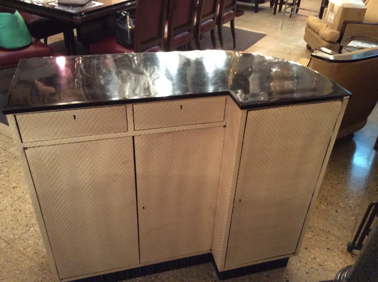 Meuble à cocktail ancien avec surface brillante dans un cadre élégant.