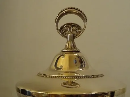 antike wmF bowle mit elegantem design und ornamentalen griffen, perfekt für besondere anlässe.