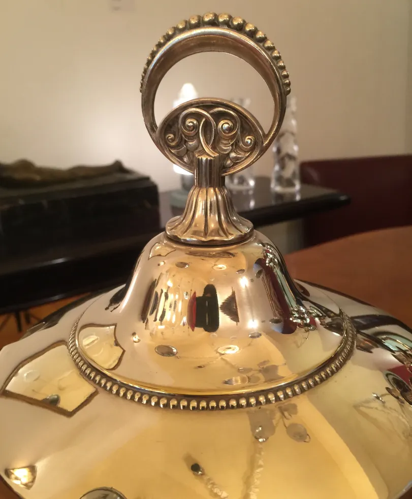 bol à punch ancien wmF avec design élégant et anses ornementales, parfait pour des occasions spéciales.