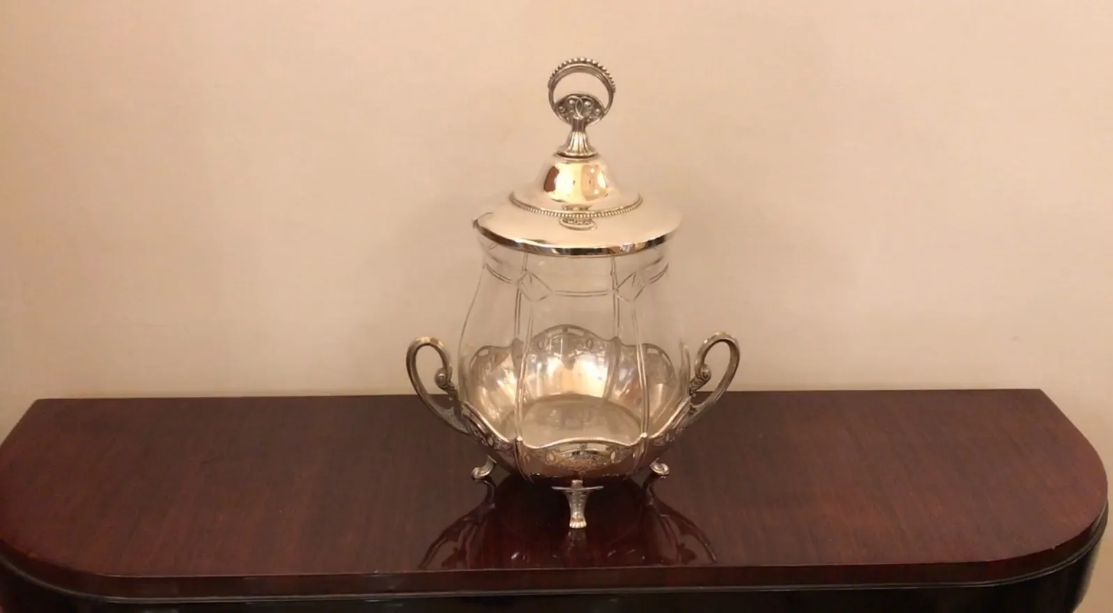 antike wmF bowle mit elegantem design und ornamentalen griffen, perfekt für besondere anlässe.