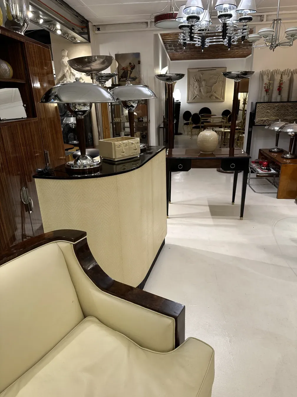 Bar antigo com detalhes elegantes em um ambiente sofisticado.