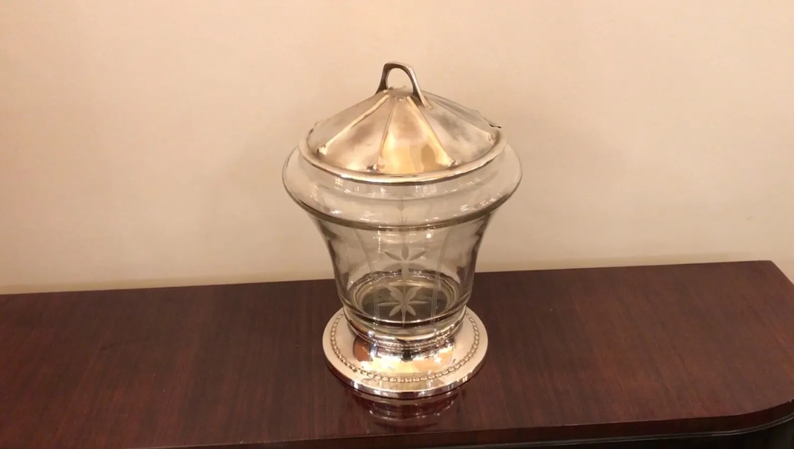 带金属盖的古老玻璃潘趣酒碗WMF