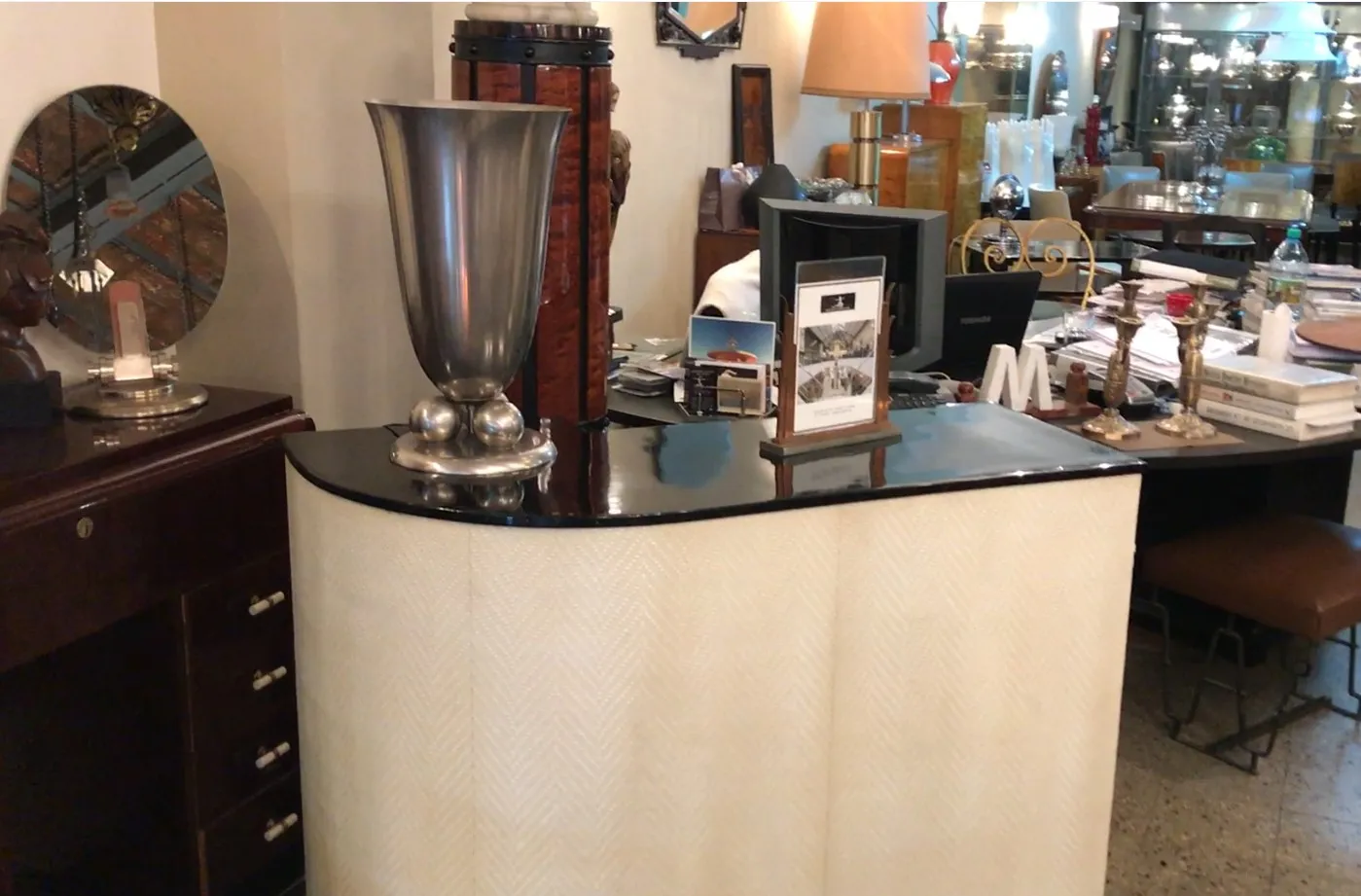 Meuble à cocktail antique avec un design élégant et des éléments de décoration.