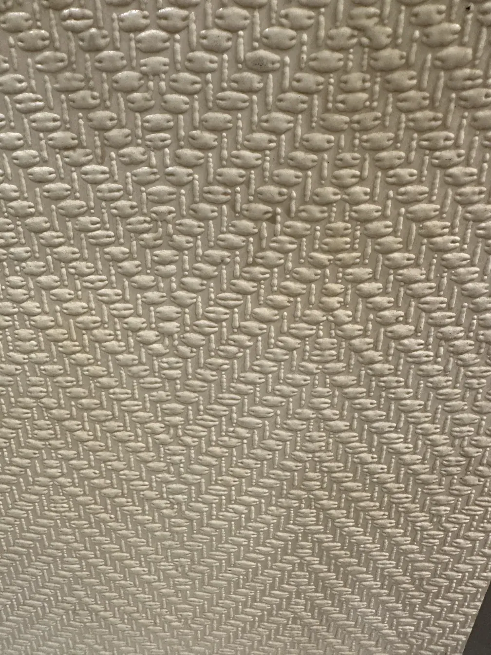 Meuble à cocktail ancien avec des textures complexes