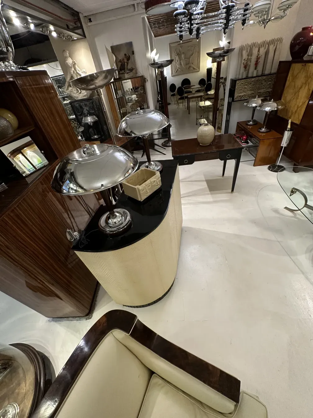 Mueble bar antiguo en un ambiente clásico, con detalles en metales brillantes y elegante diseño.