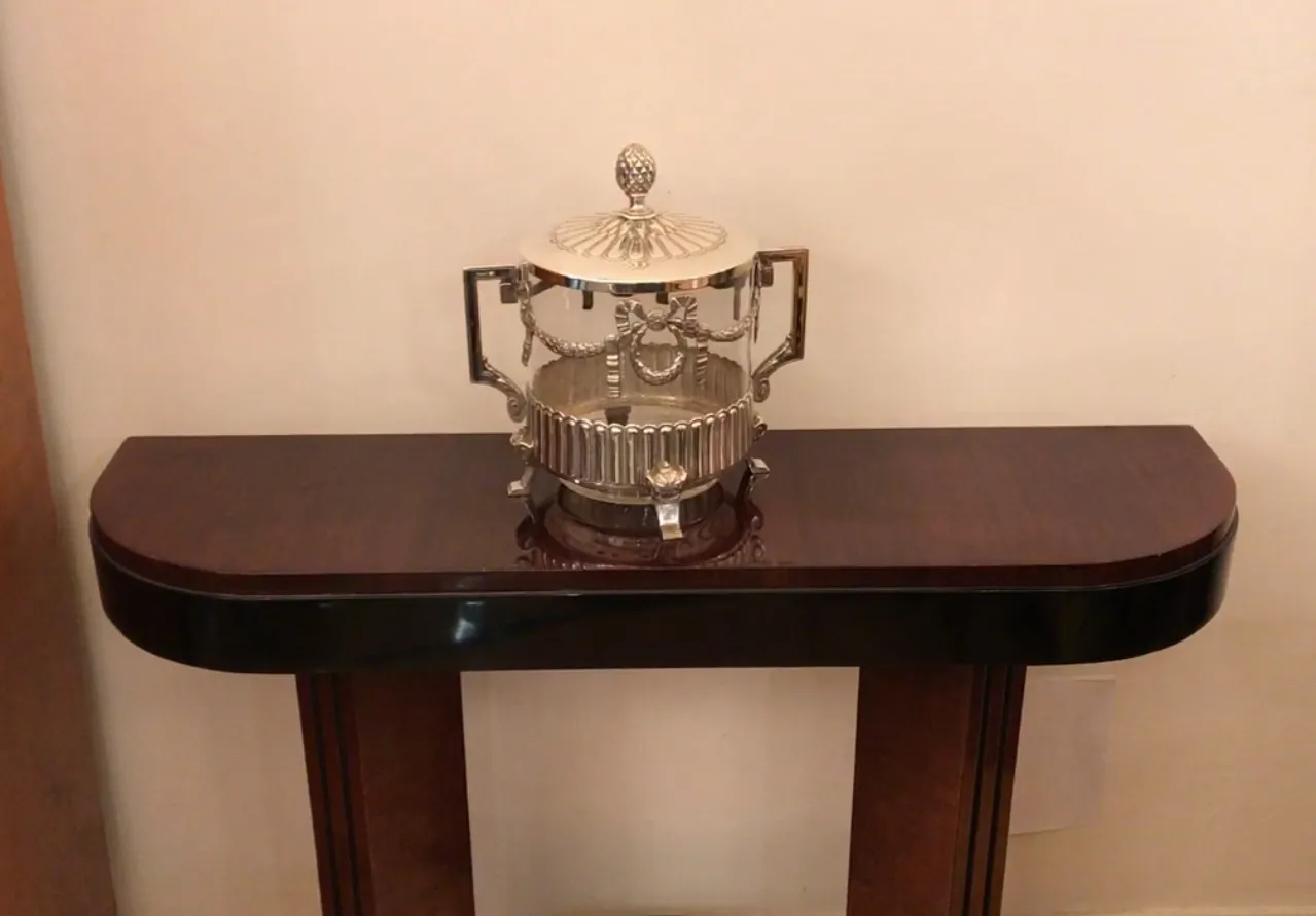 सजावटी आकार के ढक्कन के साथ पुरानी पंच कटोरे WMF
