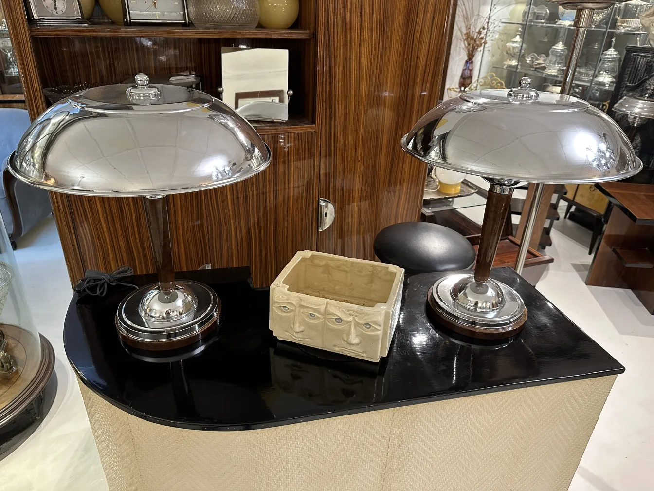 Meuble à cocktail ancien avec des détails modernes et une ambiance chaleureuse