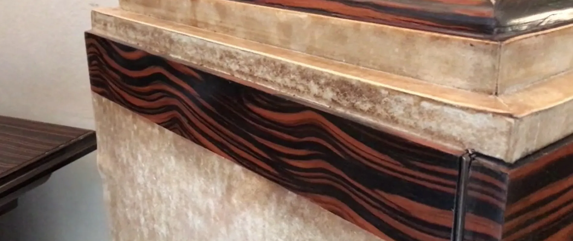 mueble bar antiguo con detalles elegantes en el ambiente