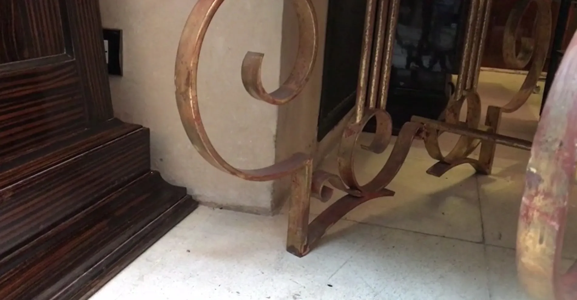 meuble à cocktail ancien avec un design élégant