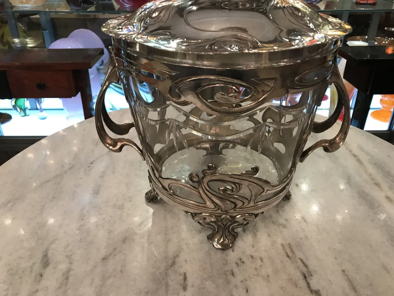 ponchera wmF antigua con tapa detallada en metal brillante