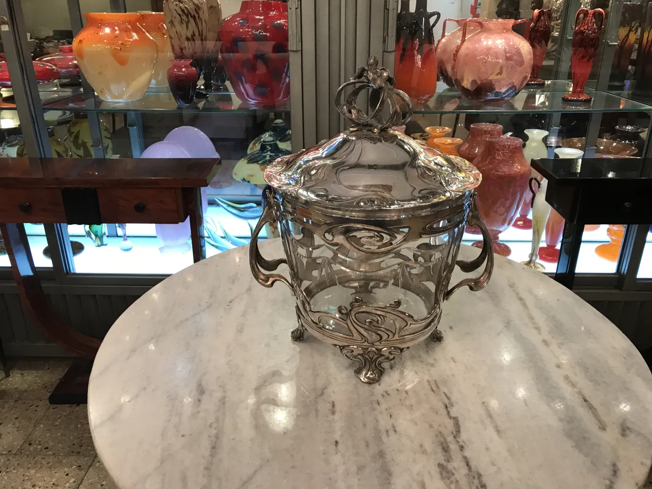 ponchera wmF antigua con tapa detallada en metal brillante