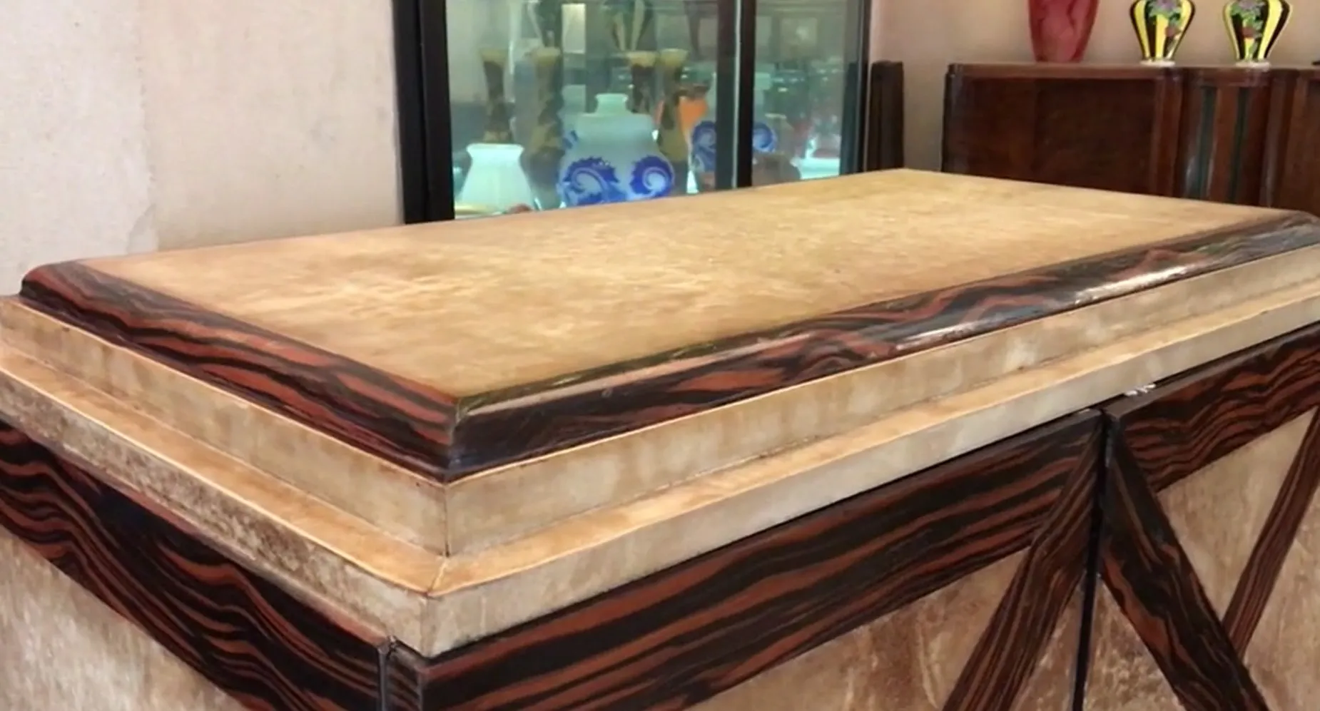 mobile bar antico di gilbert poillerat in un ambiente accogliente con decorazioni