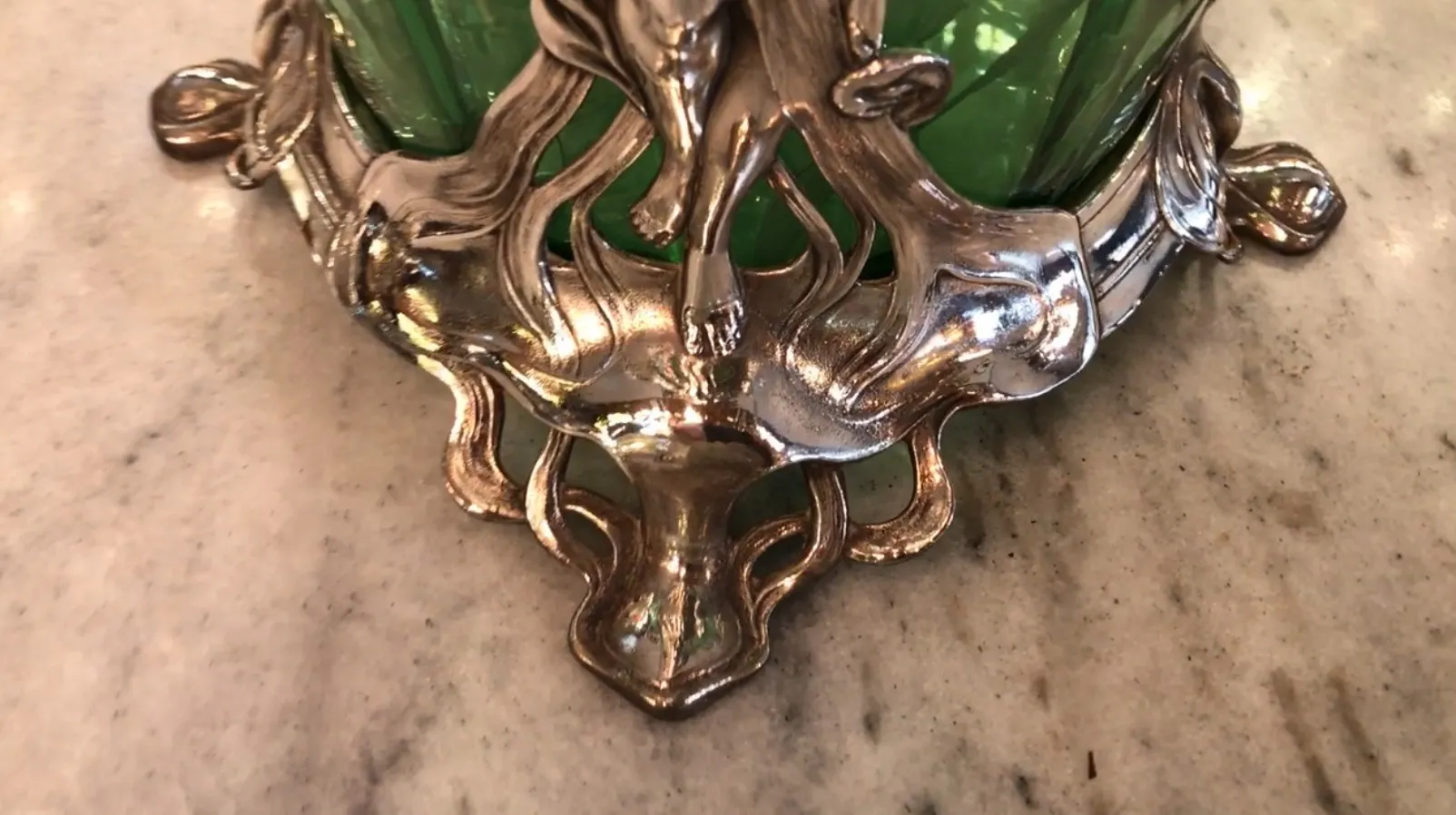 Antiga poncheira WMF com detalhes verdes e tampa decorativa, ideal para exibições.