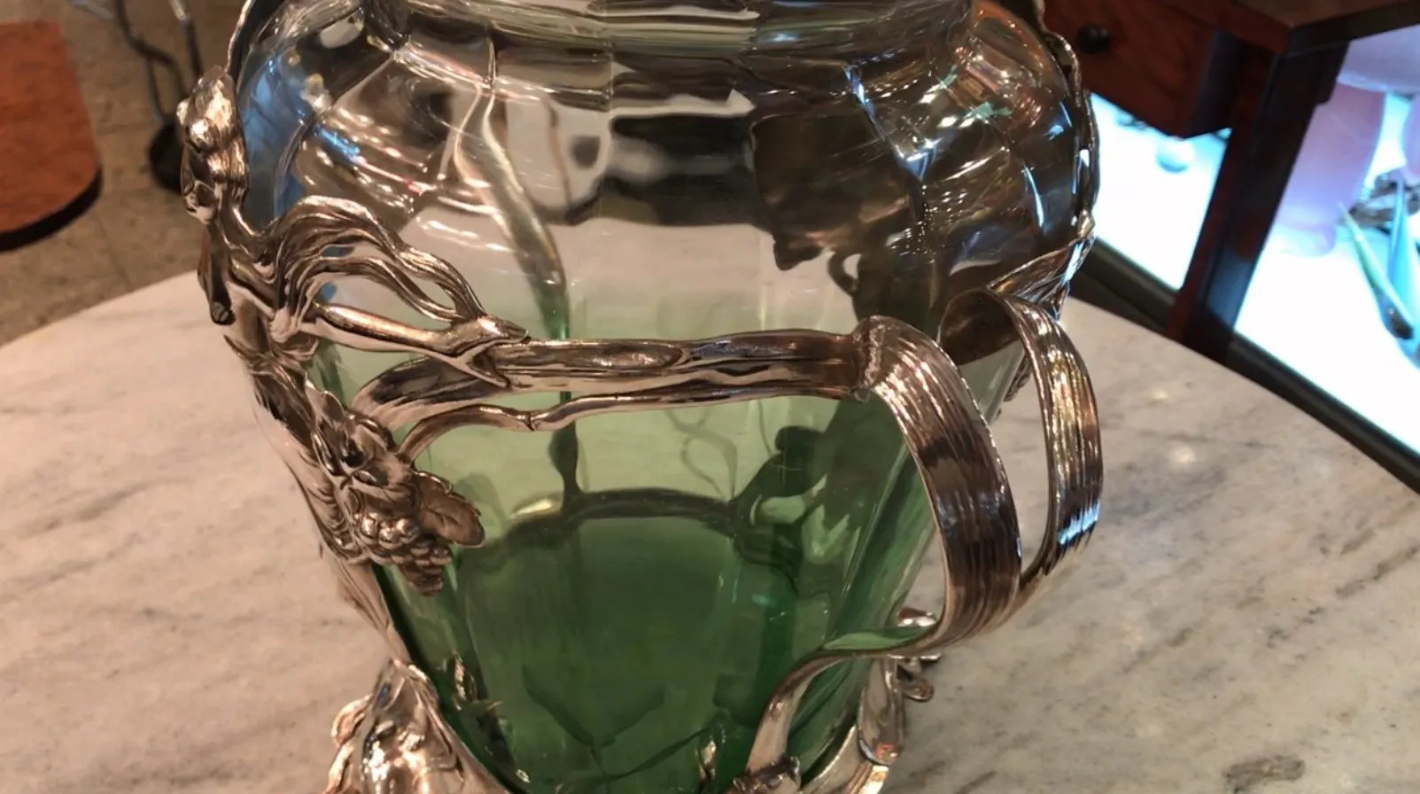 Antigua ponchera WMF con adornos y tapa decorativa verde, ideal para presentaciones.