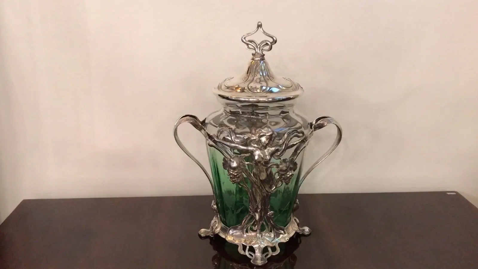 Ancien bol à punch WMF avec accents verts et couvercle décoratif, parfait pour les présentations.