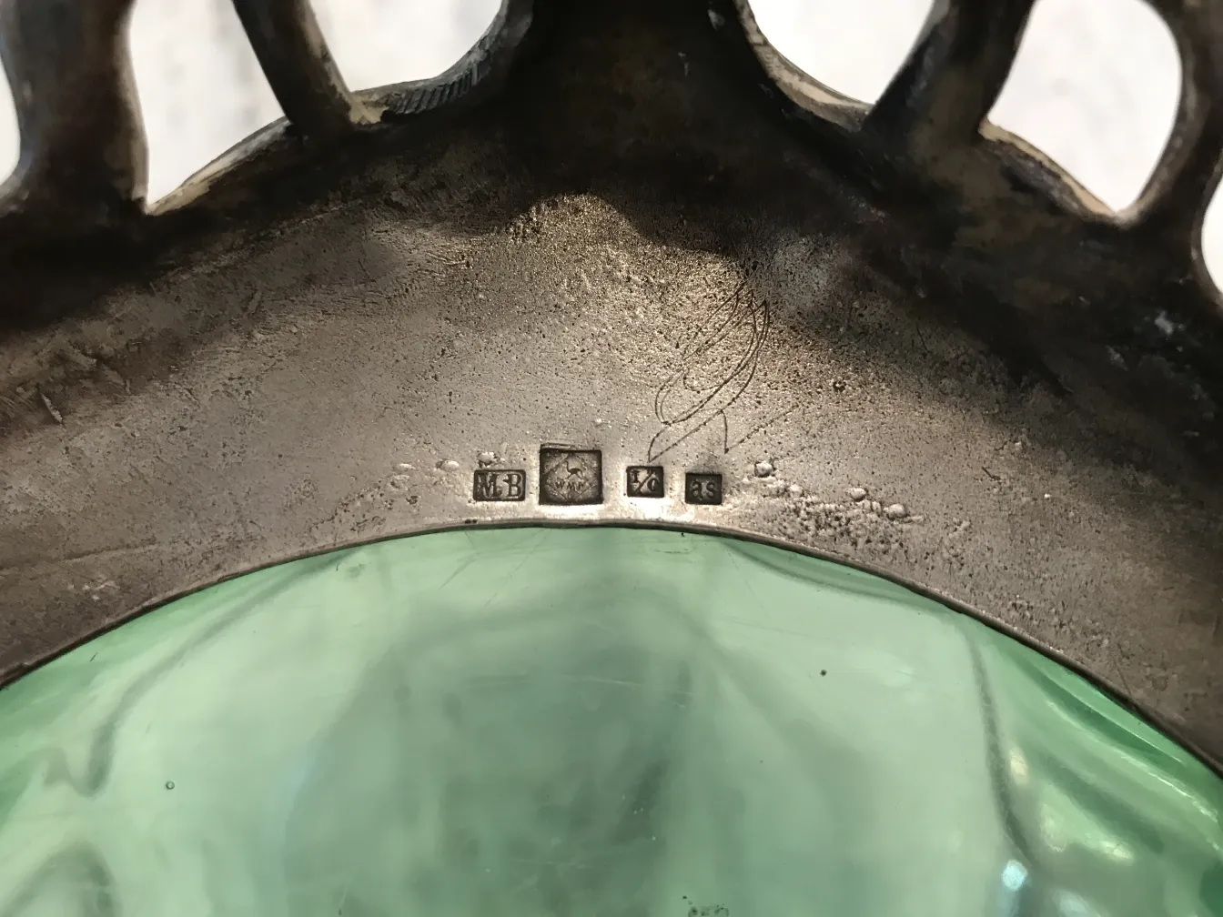 古董潘趣酒碗WMF，带有绿色装饰和盖子，适合展示。