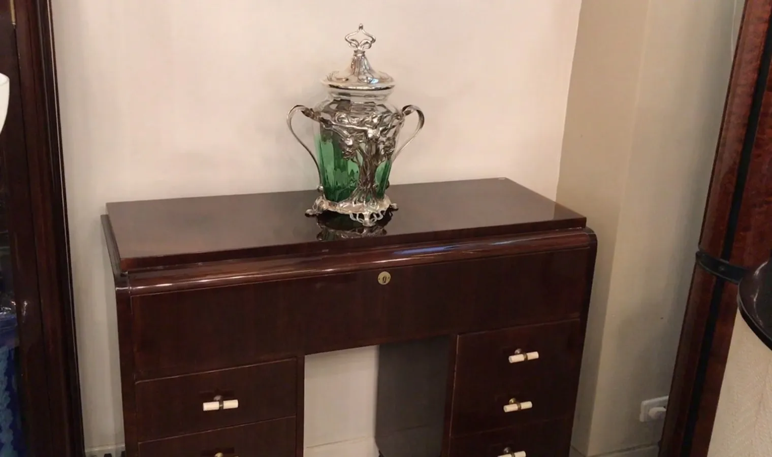 Antiga poncheira WMF com detalhes verdes e tampa decorativa, ideal para exibições.