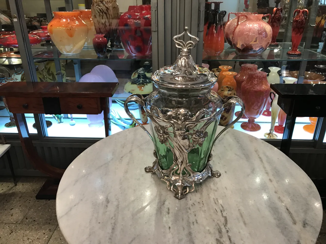 古董潘趣酒碗WMF，带有绿色装饰和盖子，适合展示。