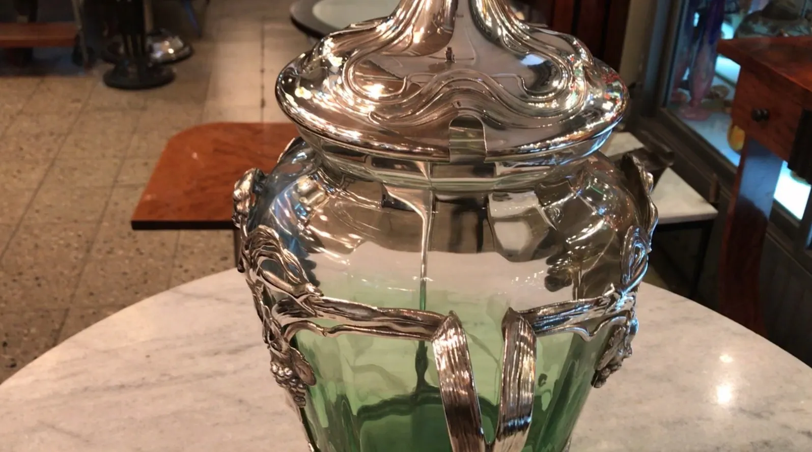 Antiga poncheira WMF com detalhes verdes e tampa decorativa, ideal para exibições.