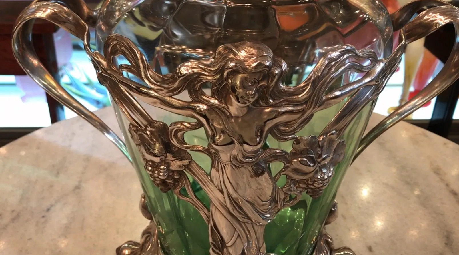 古董潘趣酒碗WMF，带有绿色装饰和盖子，适合展示。