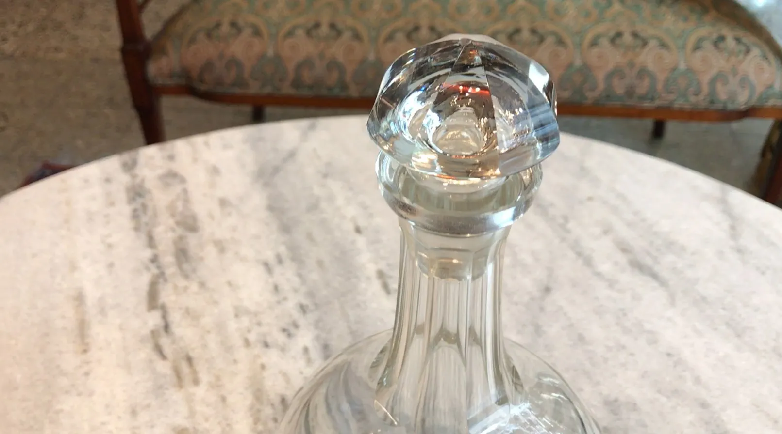 bouteille antique en verre avec couvercle décoratif
