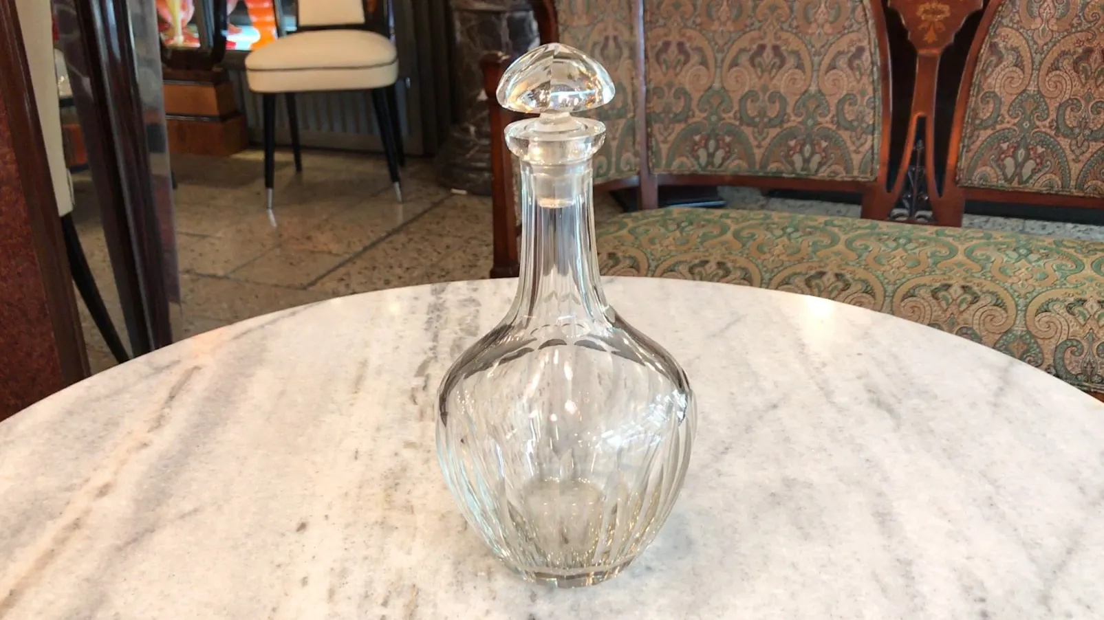 bouteille ancienne avec bouchon en verre dans un cadre classique