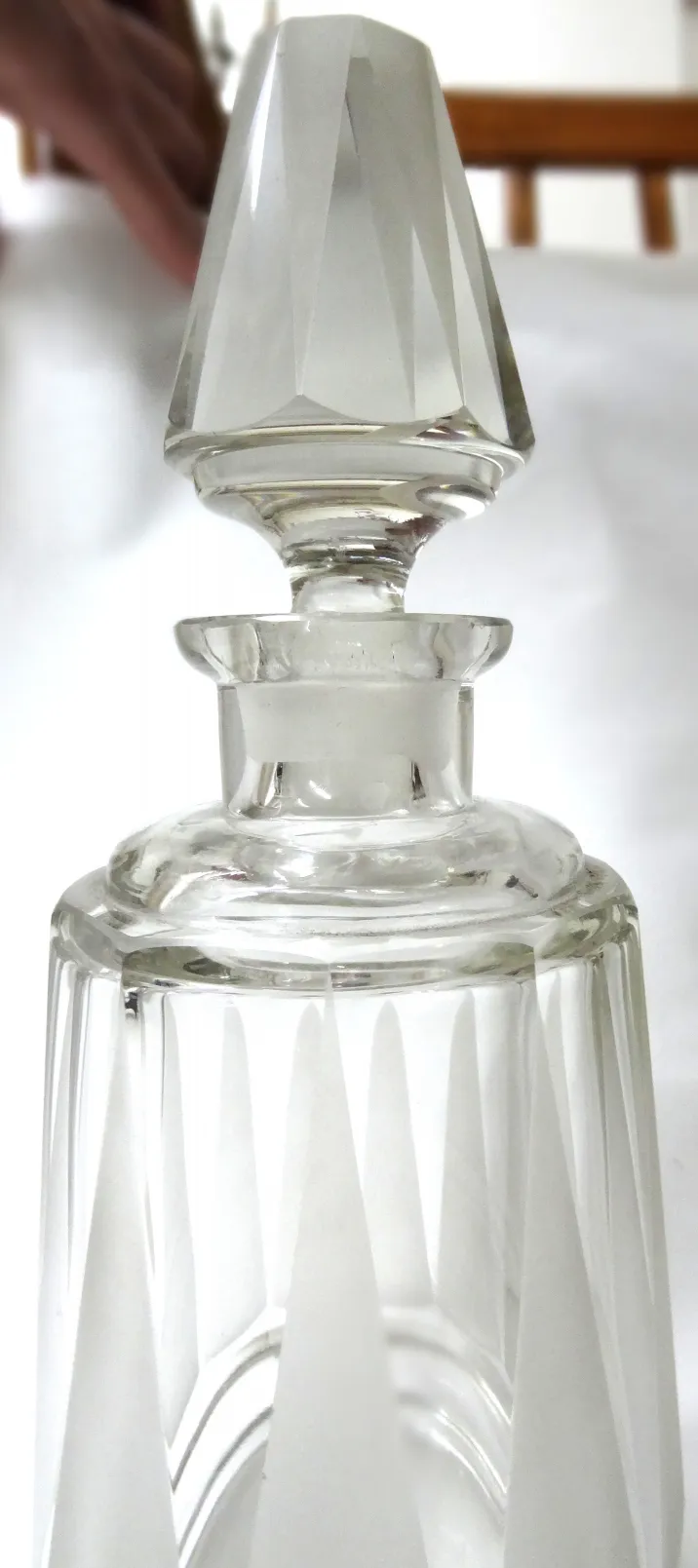 प्राचीन बोतल जिस पर सजावटी नक्काशी है