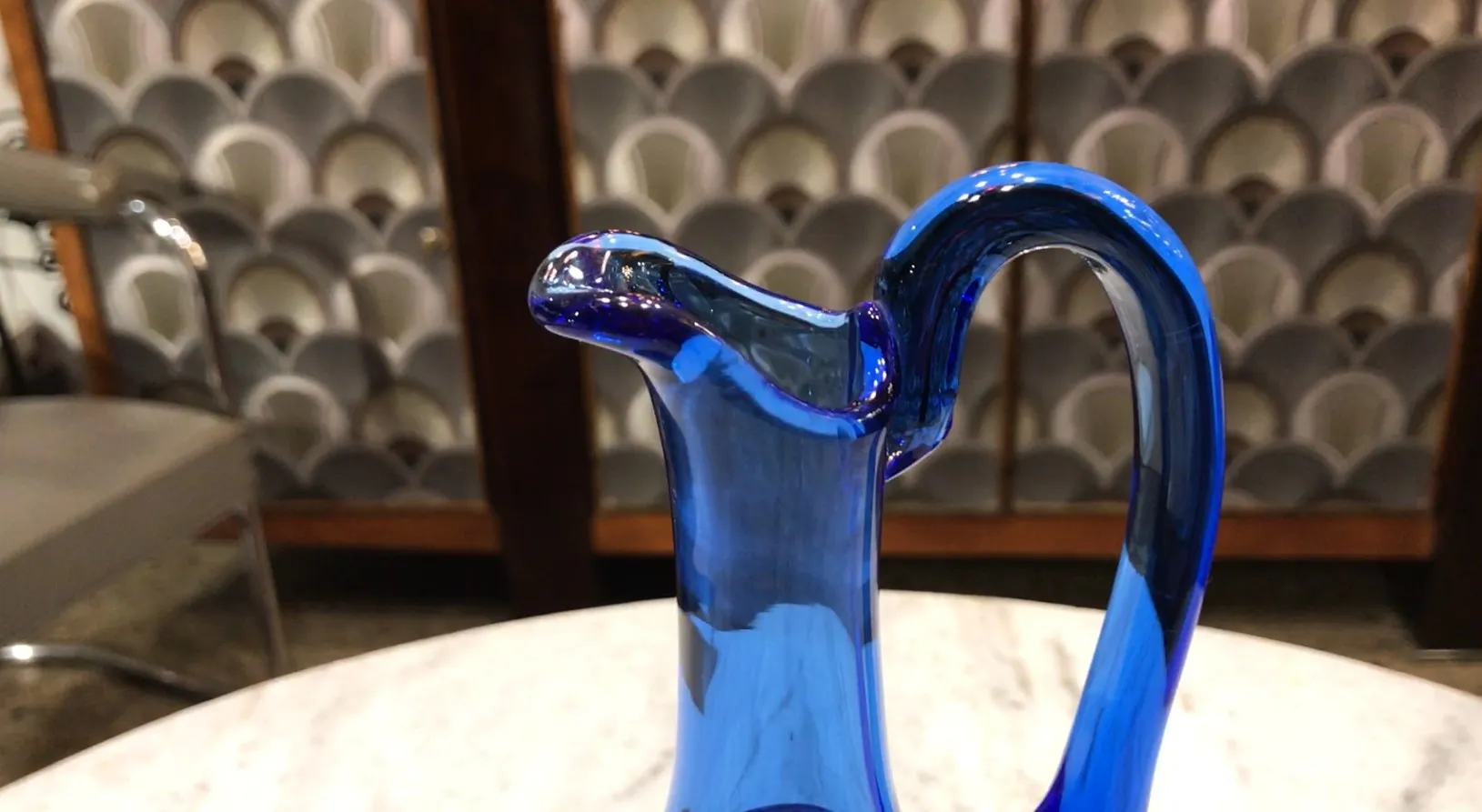 pichet antique bleu sur une surface claire