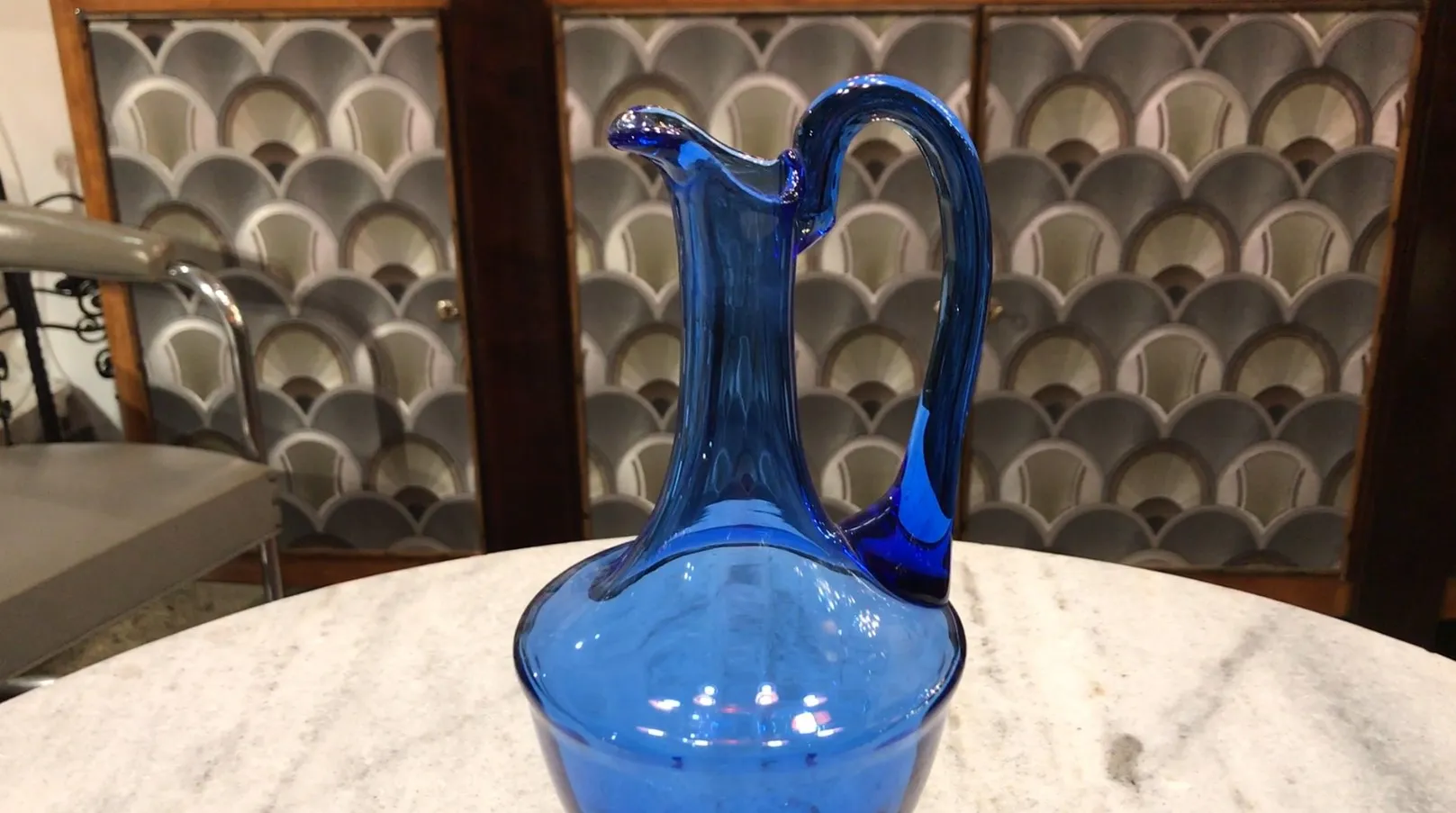 ancien pichet en verre bleu avec design courbé