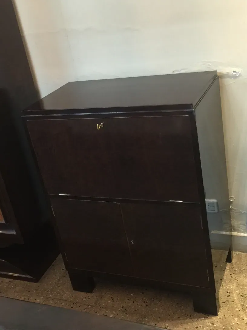 Antiquitäten-Cocktailschrank mit Türen und elegantem Design in modernem Umfeld.