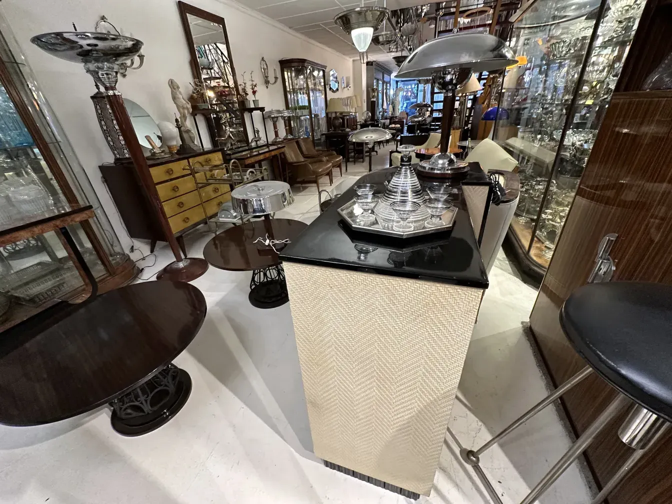 antiquités, carafe à liqueur et 6 verres dans un cadre élégant