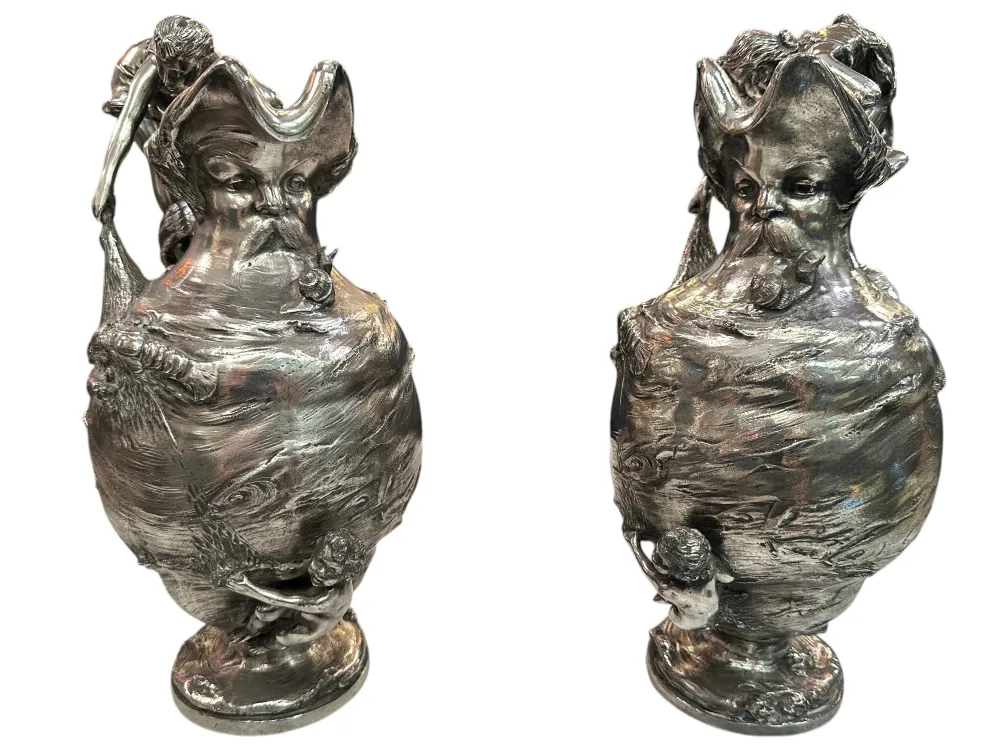 Jars décoratifs anciens avec figures détaillées