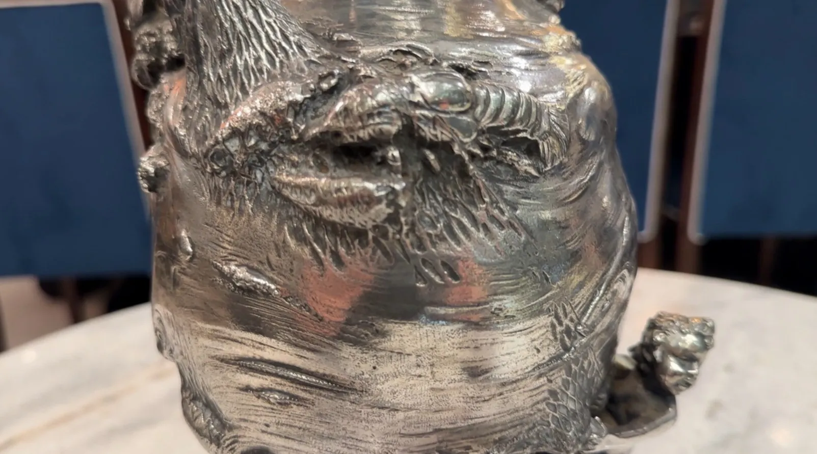 2 个古董水瓶，特征装饰细节明显