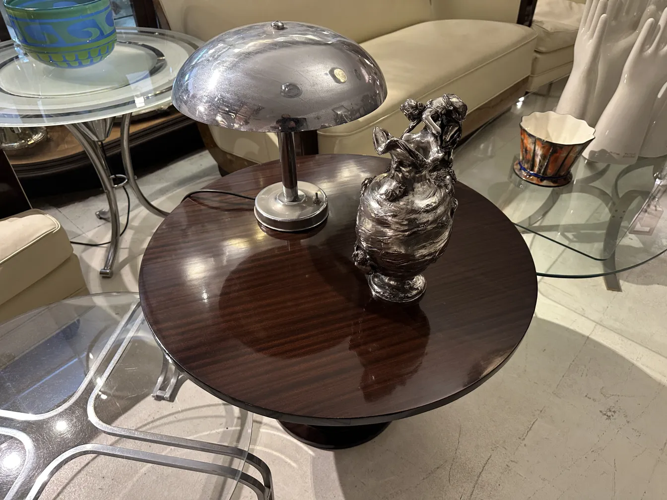 deux pichets antiques sur une table dans un cadre élégant