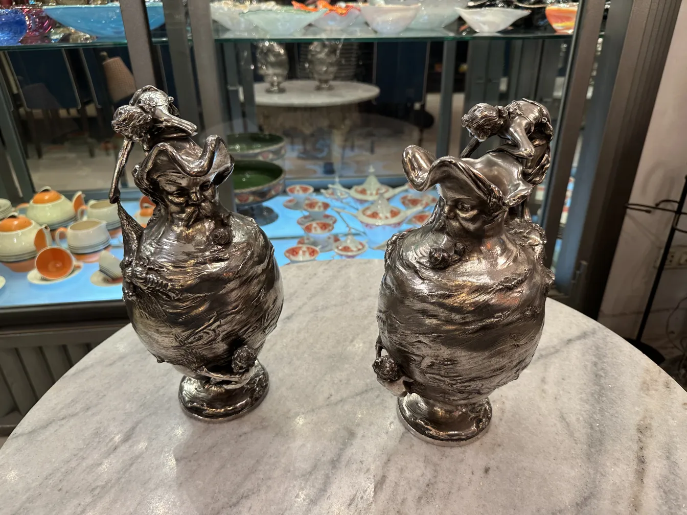 两个古董水瓶，带有精美的细节，由Kayser制作。