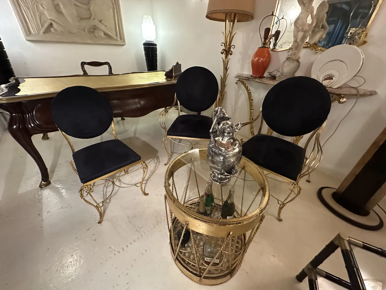 2 pichets anciens dans un cadre décoratif élégant