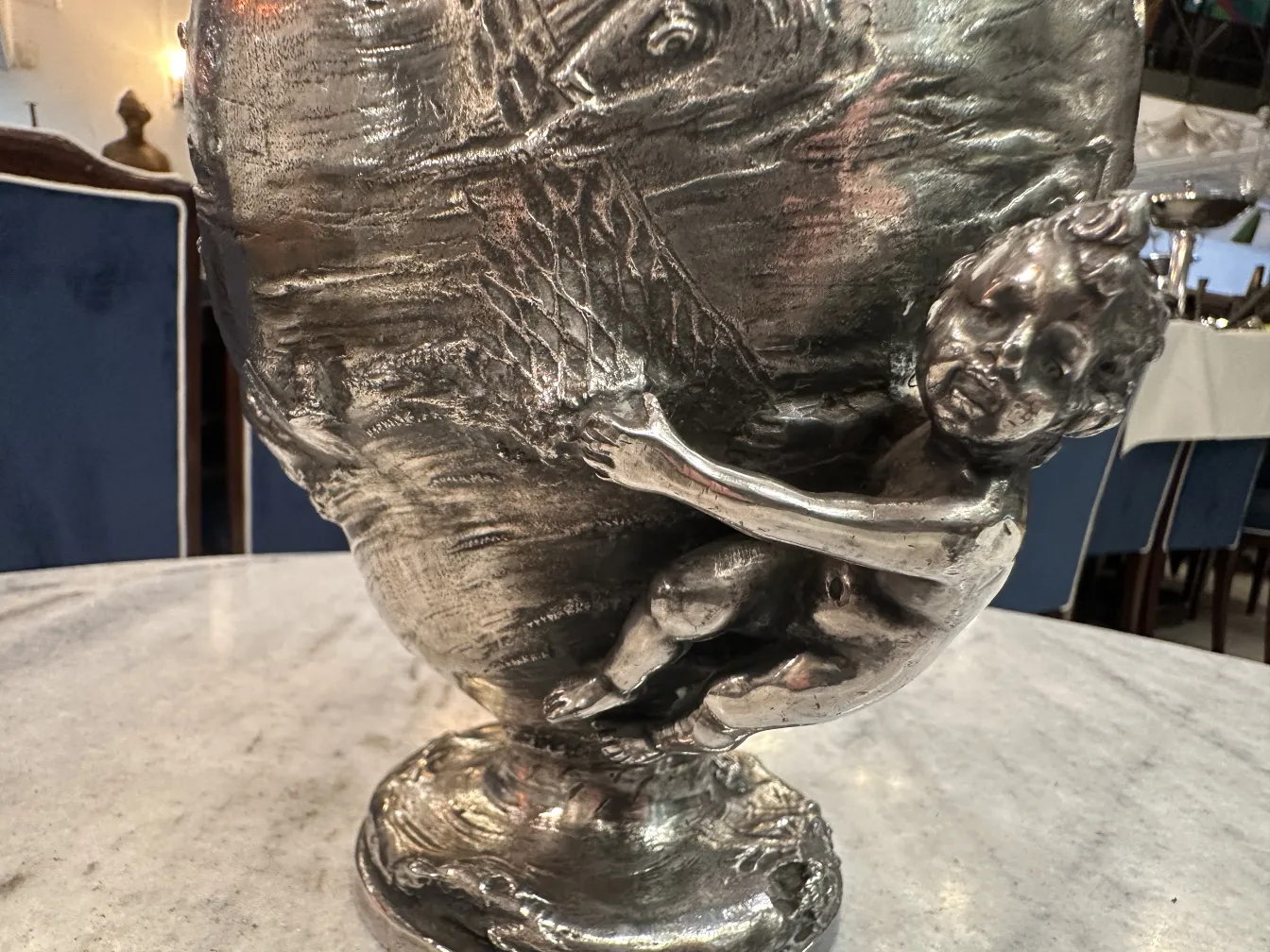 Anciennes 2 pichets décoratifs avec figure d'enfant et relief