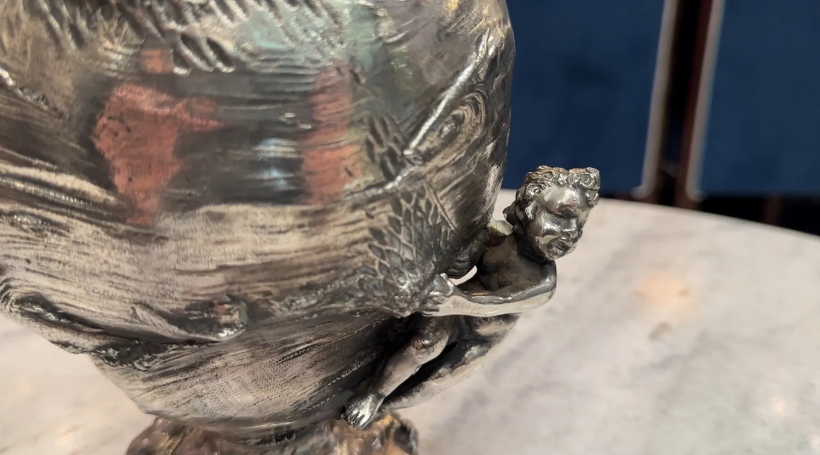 Deux pichets antiques avec des figures décoratives et des détails élaborés.