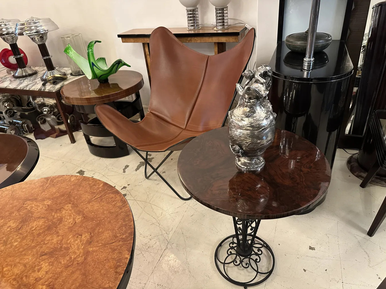 due antiche brocche di ceramica in un contesto vintage