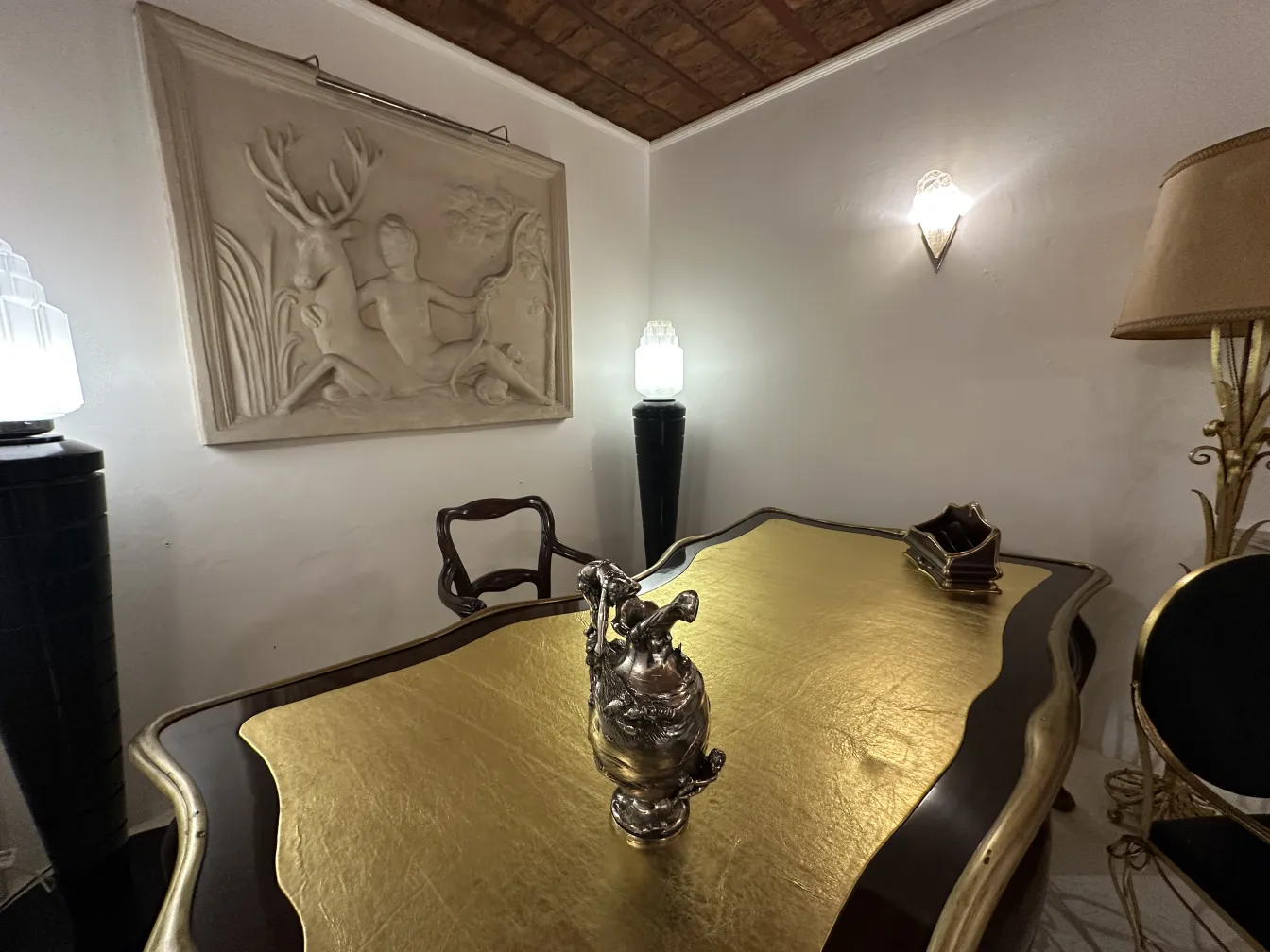 zwei antike kayser Krüge dekorativ in einem eleganten Umfeld, goldener Tisch