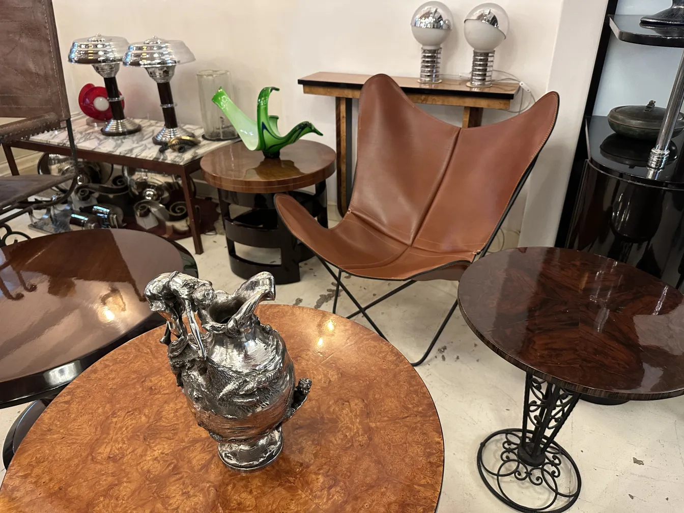 2 pichets anciens avec design élaboré, fond clair.