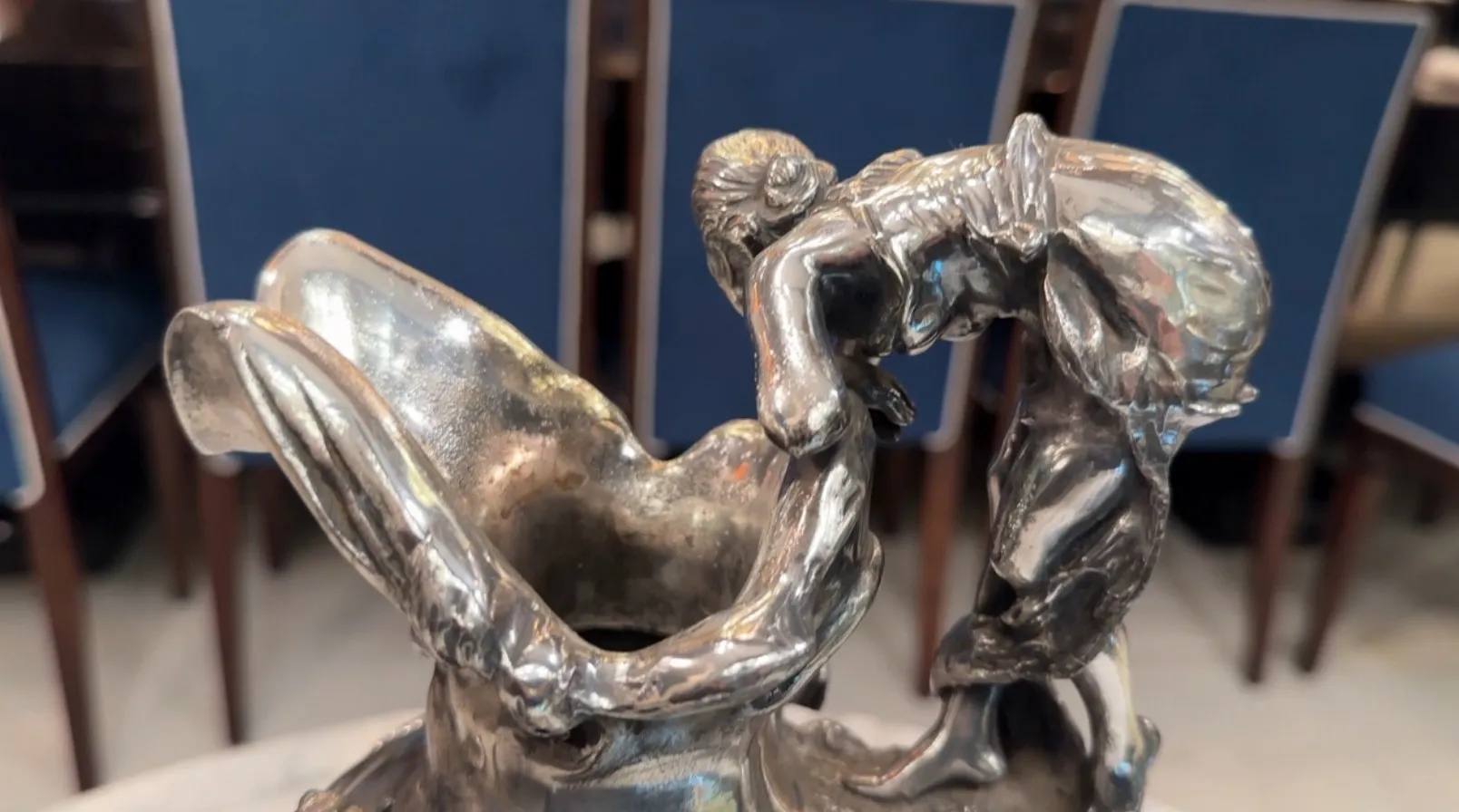 عرض جانبي لأباريق قديمة مع شكل مصمم